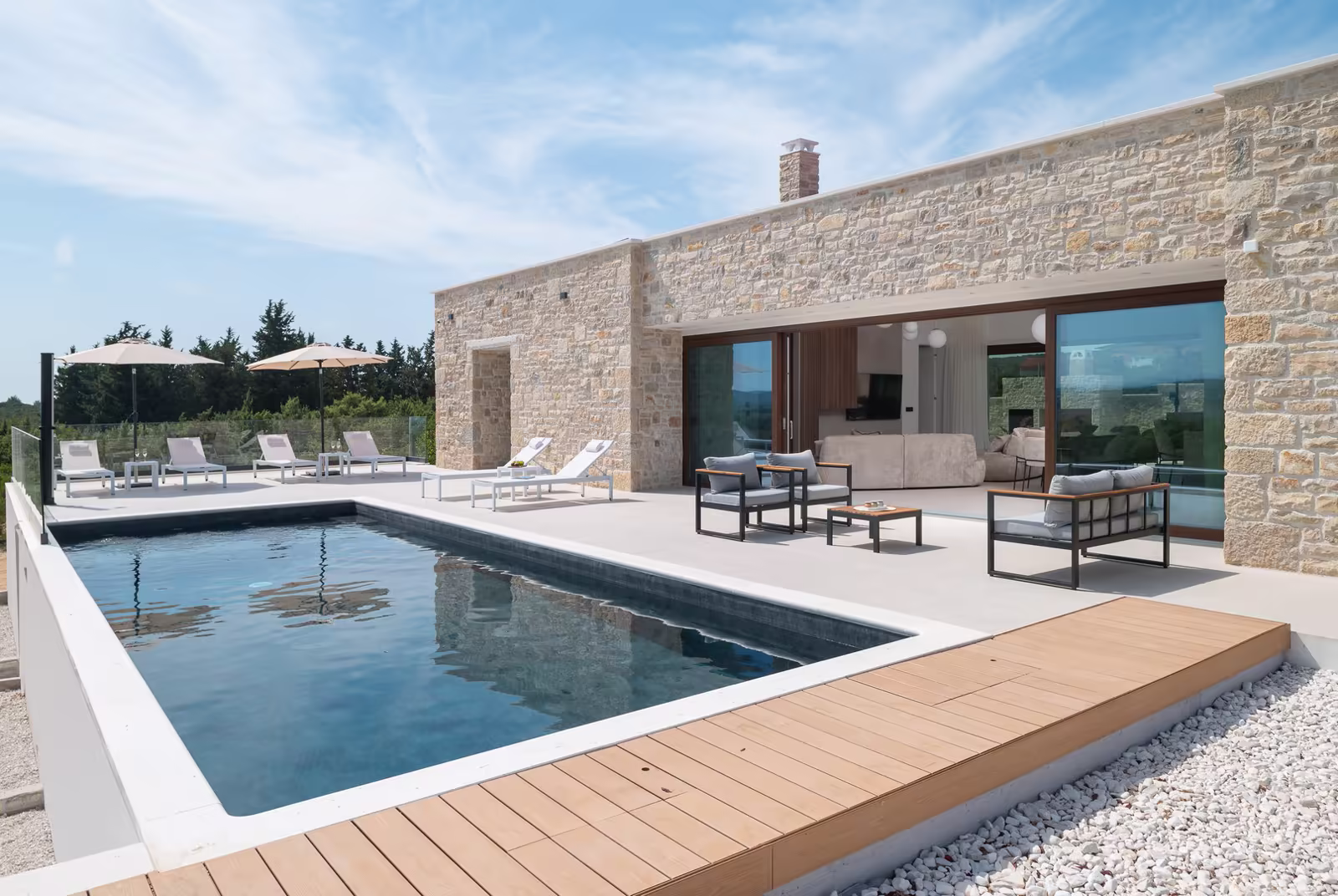 Shaded villa gardens for pets by the sea